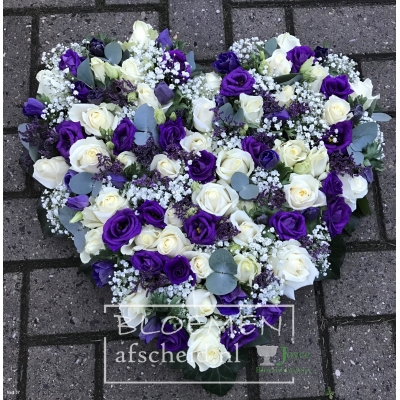 Dicht hart van witte en blauw-paarse bloemen